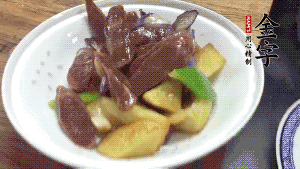 加少量生抽、鹽、糖、雞精調(diào)味，炒熟出鍋即可。