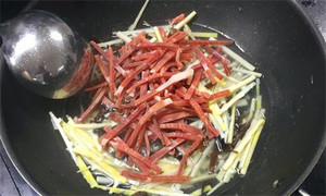 火腿絲、筍絲、黑木耳絲汆水后，瀝干。