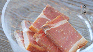 金字火腿切片溫水浸泡5分鐘。