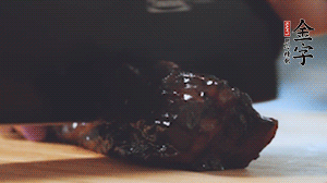 金字風(fēng)味醬肉切小塊。