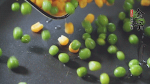 鍋7成熱時，下豌豆、玉米翻炒，再依次放醬肉、洋蔥碎、木耳碎。