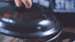 大火煮沸后，小火慢燉1～1.5個(gè)小時(shí)。