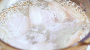 五花肉切塊，加姜片焯水備用。