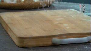 【面皮】3.案板撒點(diǎn)糯米粉，將面團(tuán)搓成均勻的小團(tuán)子。