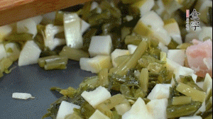 【餡料】2.鍋中油8成熱時(shí)，依次放入春筍、雪菜、淡咸肉，翻炒出香味。