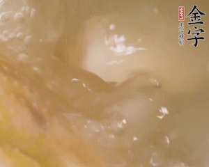 沸騰后撈出蔥結(jié)，小火燉45分鐘，加山藥再燉15分鐘。