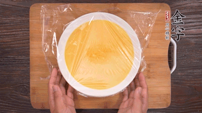 去除雞蛋液浮沫后，沸水上鍋蒸6分鐘。