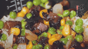 出鍋前加蠔油、生抽調(diào)味，撒點熟白芝麻即可。