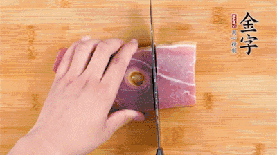 金字火腿切片，老豆腐切成塊，海鮮菇洗凈。