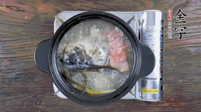 放豆腐、海鮮菇繼續(xù)中小火煮5分鐘。