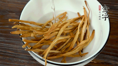 黃花菜、香菇提前泡發(fā)。黃花菜去掉硬頭，香菇切片。