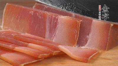 金字火腿切片，溫水浸泡5分鐘。