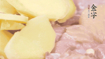 雞肉剁塊，用料酒、蔥、姜、鹽、糖拌均腌制20分鐘。