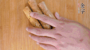 山藥去皮切斜刀塊，毛豆去外殼去膜，姜切片。