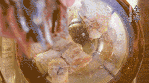 鍋中依次放姜片、排骨、火腿，加料酒、清水煮開轉(zhuǎn)小火煮30分鐘。