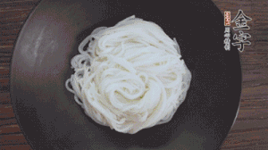 依次放入黃瓜絲、花生米、燙熟的豆芽、麻辣香腸、香菜、擺盤即可。