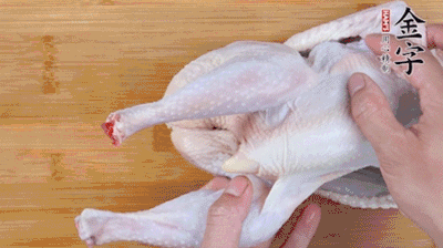 菌菇分別冷水泡發(fā)。雞處理干凈后剁成小塊，放水中浸泡半小時(shí)去血水。