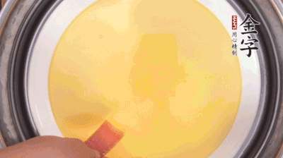 將火腿片均勻鋪上，繼續(xù)蒸6分鐘。