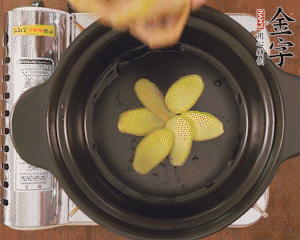 準(zhǔn)備土砂鍋，放姜片、鴿子、火腿片、蔥結(jié)、料酒，加沒過食材多些的清水，中小火燉煮。