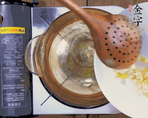 春筍丁焯水，1分鐘后加火腿丁一同汆燙1分鐘。