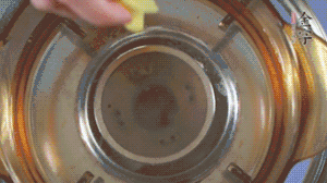 金字淡咸肉加姜片、料酒，冷水入鍋焯水。