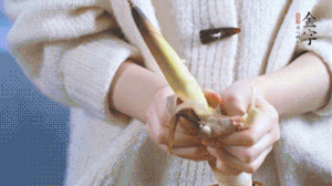 春筍切滾刀塊，加少許鹽，焯水備用。