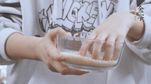 大米提前放浸泡1小時(shí)。