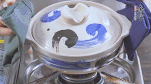 每隔30s將鍋傾斜一側(cè)。（受熱更均勻，鍋巴更噴香）