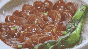 燜好后放入小青菜，均勻淋上醬汁，撒上蔥花或芝麻即可。