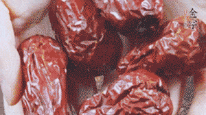 紅棗洗凈，對(duì)半剪開(kāi)。