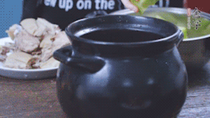 另起砂鍋，依次放入蘿卜、羊肉、火腿蹄片，加料酒、清水沒(méi)過(guò)食材。