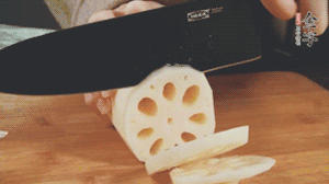 蔬菜清洗干凈切片。