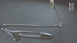 鍋中加少許油，爆香蔥姜蒜、香料 ，喜歡麻的也可以加點花椒！接著放入郫縣豆瓣醬煸炒出紅油。