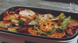 加入金字麻辣香腸，翻炒5分鐘左右。再加入之前準備好的蔬菜，翻炒均勻，最后放入蝦。