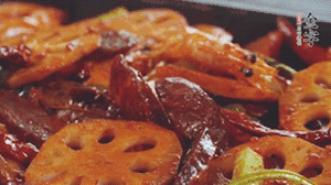 撒上芝麻和蔥，一道鮮香熱辣的麻辣香腸香鍋就做好了！