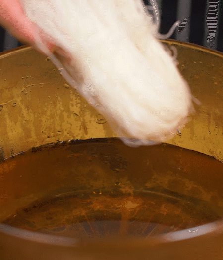 咸肉剁成咸肉糜，加入蔥姜末、香油攪拌均勻。