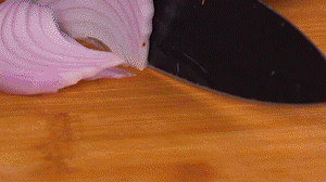 鍋中少許油，熱油倒入香腸煸炒出油，倒入南瓜塊、洋蔥翻炒片刻。