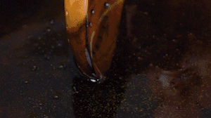 茄子切成長條，拍上生粉入油鍋炸制。