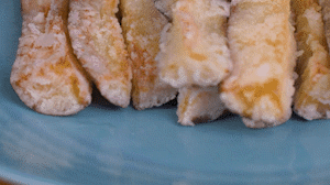 炸制油溫在7成左右，茄子炸至金黃色即可撈出。