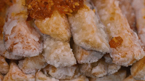 茄子撈出后放入雞精和XO醬拌均勻。
