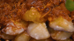 把茄子一條一條的擺好放在盤子上，上鍋蒸制3到4分鐘，出鍋后撒上蔥花。