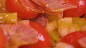 接著放入土豆和洋蔥，翻炒兩分鐘斷生。