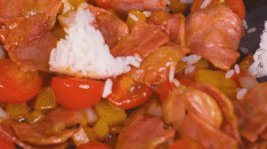 將米飯倒入鍋中搗散，同其他食材混合拌炒均勻關(guān)火。