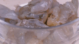 蝦去殼去蝦線，加姜絲、鹽腌制15分鐘，微煎1分鐘備用。