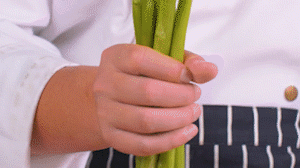 蘆筍刨去老筋，斜切小段。