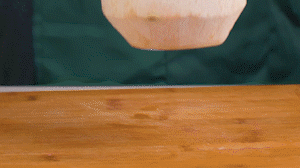 椰子切開頂部，把椰子水倒出，再把椰肉切片。