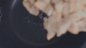 把雞、火腿、椰子水、椰肉、姜、紅棗放入電飯鍋，按下煲湯功能。