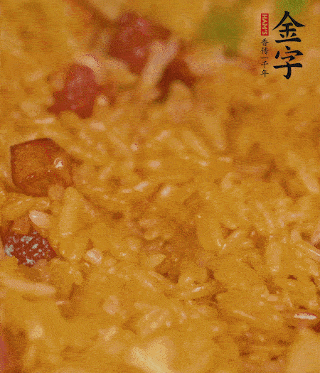 放一撮鹽、生抽少許，倒入炸好的芋頭。最后撒蔥花、蒜末翻炒均勻。