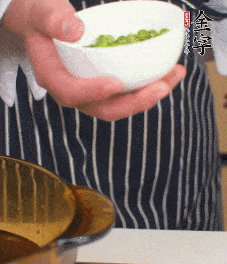 胡蘿卜、豌豆和干花菇焯水。