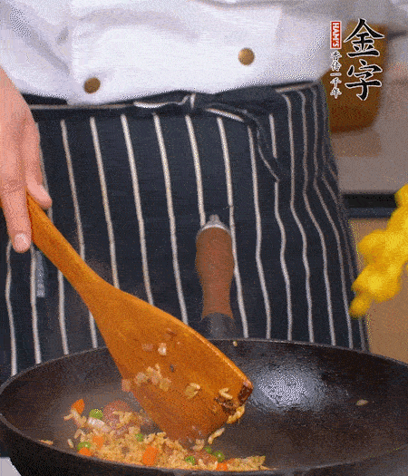 加咖喱塊、少許鹽、白糖調(diào)味，炒至咖喱塊融化后，倒米飯，翻炒至每粒米飯都包裹上咖喱，再放黃椒、青椒粒，出鍋前加菠蘿粒和小蔥翻拌均勻。